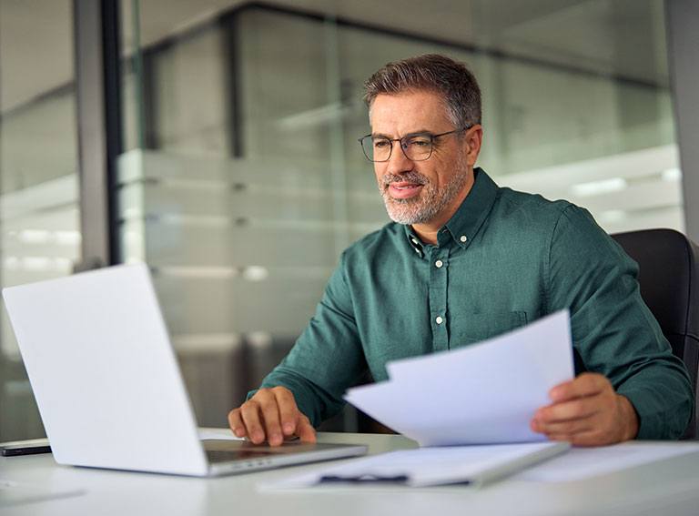 768-567-Stadtwerke-Ahlen-mann-büro-dokumente