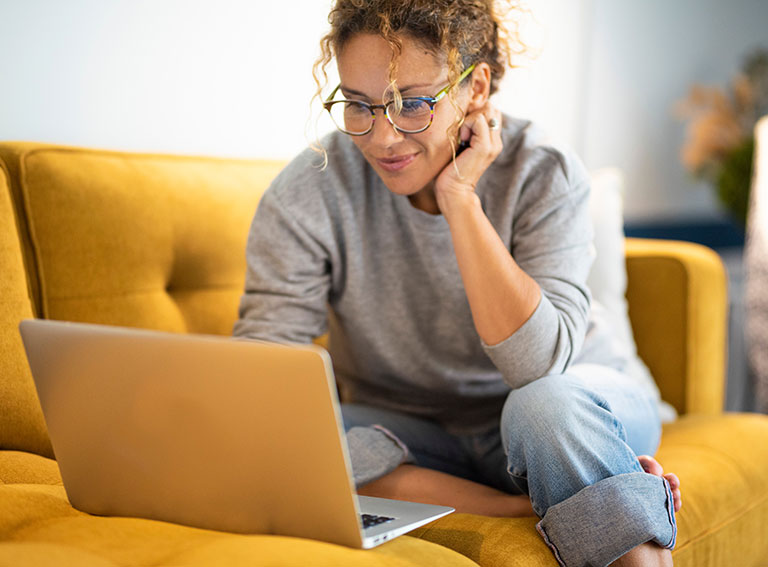 768-567-Stadtwerke-Ahlen-frau-auf-sofa-laptop